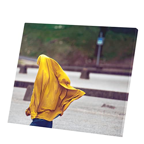 Tableau femme au voile jaune ideal pour habiller un grand mur vide