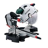 Die in verschiedene Winkelstufen einzustellende Säge bietet dank beidseitig drehbarem Tisch & neigbarem Sägekopf praktische Funktionen, während seitlich verschiebbare Anschläge für Sicherheit sorgen