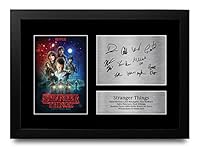 HWC Trading Strange Hawkins Thing Cast Millie Bobby Brown Geschenke Gedrucktes Signiertes Autogramm Foto für Fans von Fernsehn Memorabilien - A4 Gerahmt