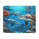 Matériau : fabriqué avec une surface en tissu polyester et une base en caoutchouc naturel de 3 mm, ce sous-main est conçu pour la durabilité et le contrôle. Le fond en caoutchouc haute densité adhère fermement à votre bureau, empêchant tout glissement, tandis que la couche supérieure douce de qualité supérieure garantit une utilisation fluide et confortable pour votre souris et votre clavier.