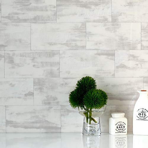 つるりとした表面の質感が素敵。ライトグレーの、大理石調のタイルシールです。
1枚のタイルシールを好きな大きさにカットすることもできます。大きめタイルシールで、広い空間を貼ることが得意で、高級感のある仕上がりです。