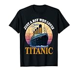 Just A Boy Who Loves Titanic. Esta ropa de barco muestra un bonito barco el Titanic para todos los amantes de los barcos. Muestra un bonito diseño de barco para niños que aman los barcos históricos como el Titanic.