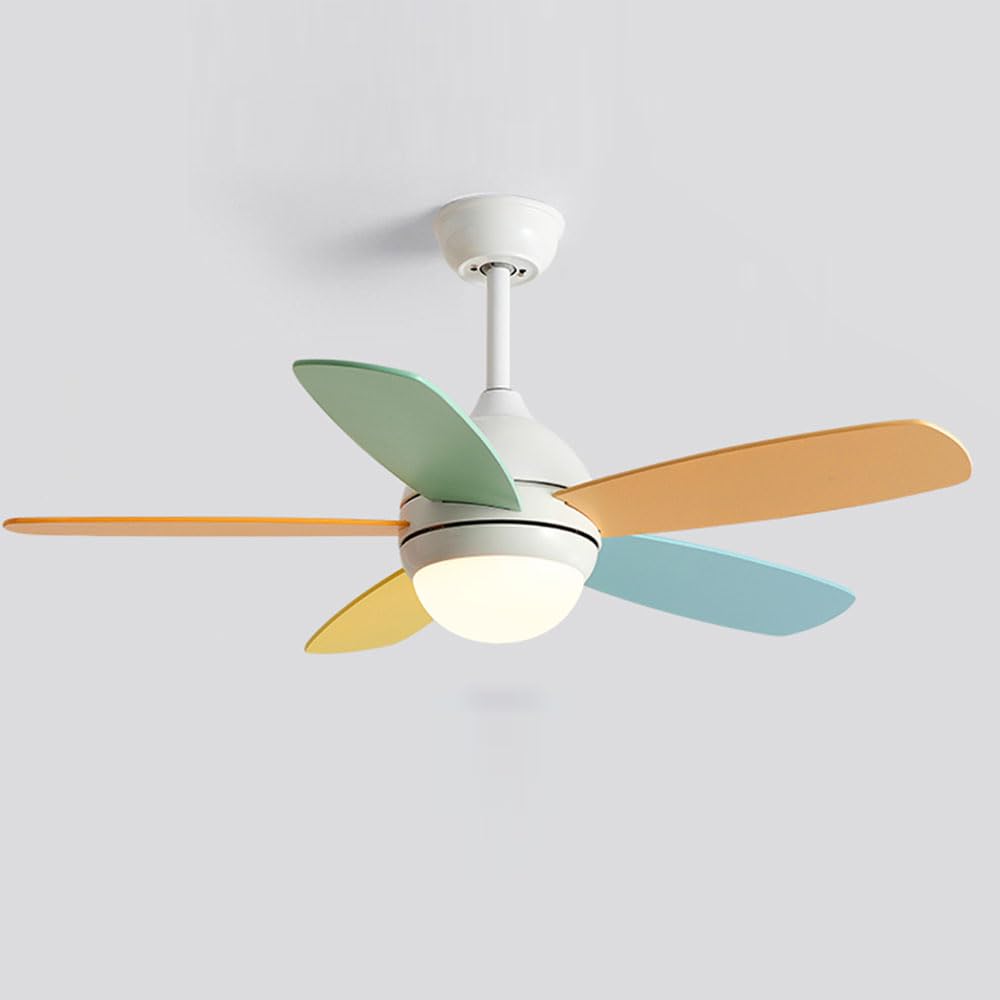 Ventilateur de plafond silencieux contre la chaleur nocturne en chambre