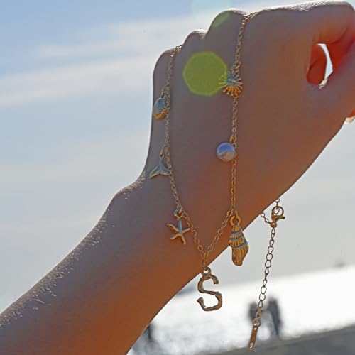 Dije inicial de oro para mujer ideal para regalar en verano 5