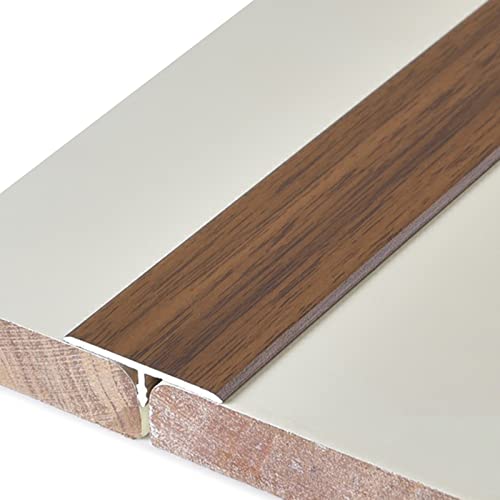 Couverture de tapis de seuil effet bois marron pour harmoniser le salon et la cuisine moderne