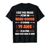 Humour 19 ans Homme amour. Cadeau Anniversaire 19 ans Garçon Humour. Idéal pour Garçon Beau gosse de 19 ans. Cadeau 19 ans Garçon rigolo et amusant. C'est pas facile d'être un Beau gosse et d'avoir 19 ans. Idée 19 ans humoristique mignon.