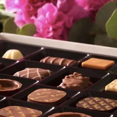 Lindt Swiss Luxury Selection Assorted Chocolates, Chocolate Gift Box, Great for gift giving, 193g oz Gift Box