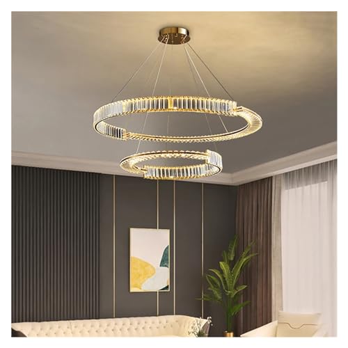 Suspension cristal dorée pour valoriser un plafond haut de salon sombre