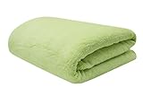 PARA CAMA Y SOFÁ. Ya sea en invierno, otoño o entretiempo, la manta resulta cálida a la par que ligera. Proporciona calor sin resultar pesada, ya que el tejido tiene una densidad aprox de 280g/m². Su tacto aterciopelado es suave y muy agradable para nuestra piel.