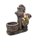 Diese Gartendeko mit dem kleine Gartenzwerg lässt sich stabil auch auf erdigen Untergründen aufstellen und schafft durch seine Größe und dem lustigen Motiv viel Aufmerksamkeit.