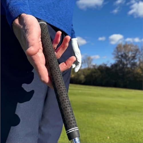 Wedge Guys Deluxe Golf Grip Kit - 13 Schwarze DC Tour Griffe inkl. Golf Griffband & 150 ml Lösungsmittel - Profi Golfschläger Herren Griffwechsel-Set - Golfzubehör - Mittlere Größe - 1er Set