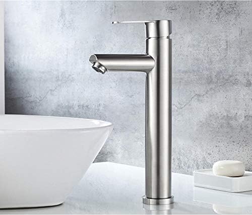 Robinet de lavabo design en acier inoxydable brossé pour une salle de bain moderne et épurée