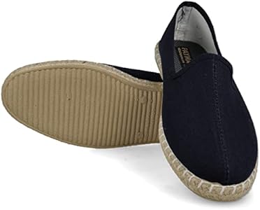 Gedetailleerde kleurplaat voor volwassenen: slippers op het strand