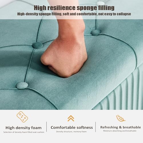 Repose-pieds rembourré de luxe en velours et métal doré pour un salon moderne