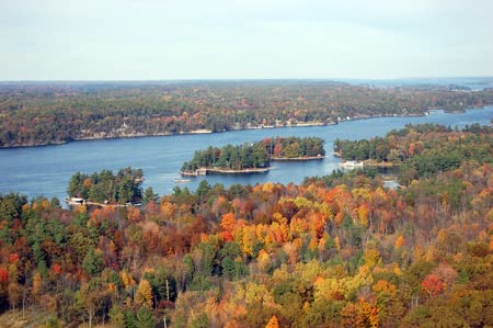 Tableau en bois 80 x 50 cm : Aerian View of Thousand Islands in Fall from Sky Deck on Hill Island, on The Border of Ontario in Canada and New York State in