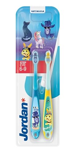 Jordan ® | Step 3 Spazzolino da denti per bambini da 6 a 9 anni | Setole morbide, doppio manico ergonomico e senza BPA | Colore giallo e blu | Confezione da 2 unità