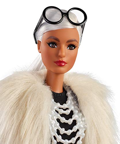 Barbie FWJ27 Signature Styled By Iris Apfel Collector Puppe für Sammler, Modeikone mit Fellweste, ab 6 Jahren – Bild 8