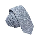 Style tweed classique : Cette cravate est confectionnée en tweed de laine traditionnel, apportant une touche de texture et une élégance intemporelle à vos tenues formelles ou professionnelles.