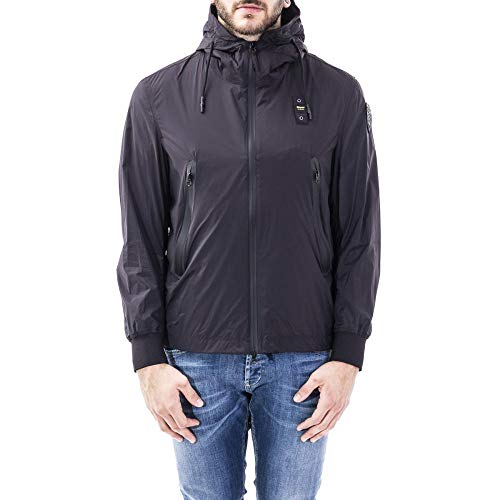 Giubbino sfoderato in nylon opaco con cappuccio,Sul davanti chiusura centrale con zip spalmata e due grandi tasche con zip nastrata e spalmata.Retro del capo leggermente piu' lungo rispetto al davanti.