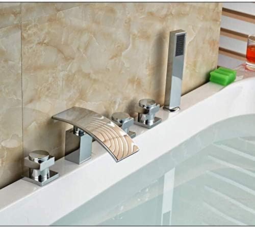 Robinet de baignoire sur le pont pour créer une ambiance spa à la maison avec douchette