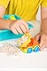 Genio Kids Magic Sand Baustellenfahrzeuge Kinder Set 1 kg Zaubersand mit Sandspielzeug Fahrzeuge, Sandkasten und Sandknete Werkzeuge, Sandspiel Knetsand für kinder ab 3, Mädchen und Jungen