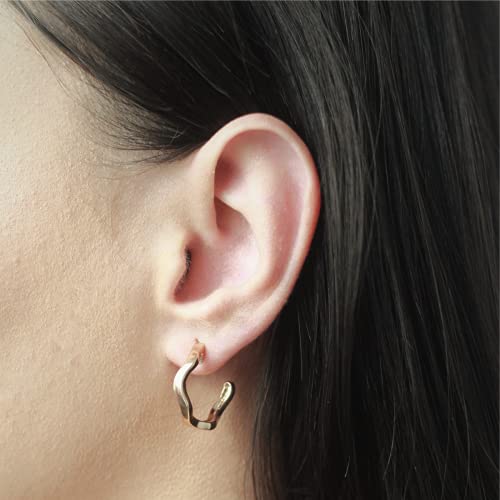 Brinco de argola ondulado folheado em ouro 18k