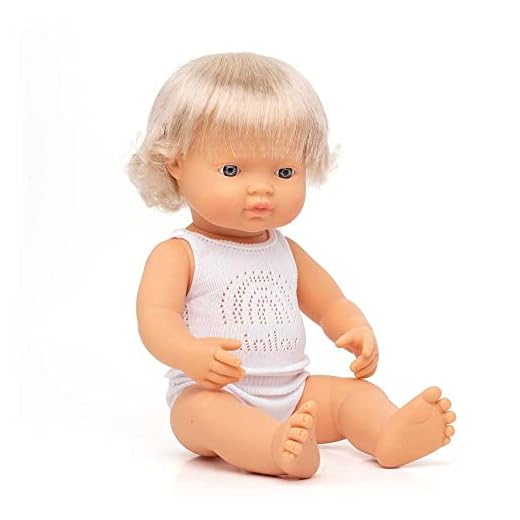 Miniland – Muñeco bebé Europea Niña de vinilo suave de 38cm con rasgos étnicos y sexuado para el aprendizaje de la diversidad con suave y agradable perfume. Presentado en caja de regalo, Real (31152)