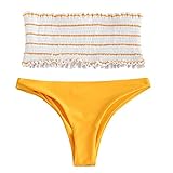 Eine gesmokte Brust mit hübschen Rüschen ermöglicht es dem Bandeau-Top eng zu sitzen, ohne sich zu eng anfühlen, während die darauf abgestimmten Hosen tief sitzen, um die Bräunung zu optimieren.