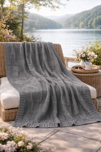 ✔ LEGGERO E TRASPIRANTE – PRIMAVERA/ESTATE Plaid pensato per le stagioni calde: avvolgente ma non pesante, ideale per le mezze stagioni e le serate fresche.