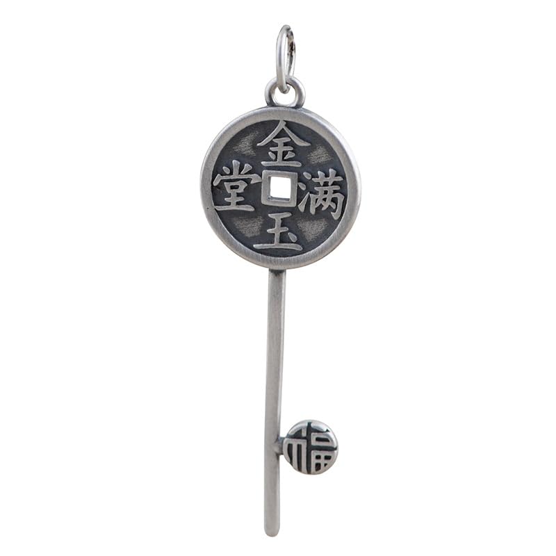 Collier clé vintage femme pour raviver un pull uni et structurer votre silhouette