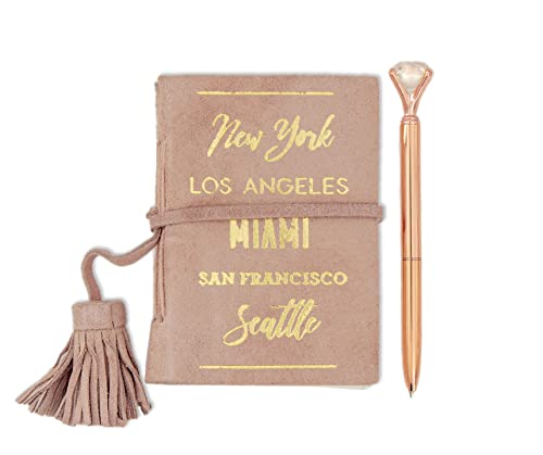 Carnet de voyage rose en cuir vegan avec stylo or rose et couverture suédine