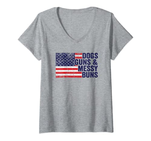 Mujer Dogs GUNS & Messy BUNS – Divertida bandera para amantes de las armas de perro Camiseta Cuello V
