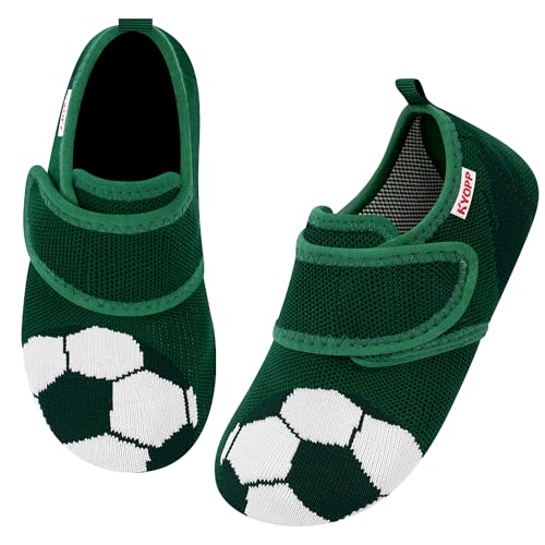 Kyopp Hausschuhe Kinder Barfussschuhe Klettverschluss für Jungen Mädchen Atmungsaktive Breite Pantoffeln Rutschfest Kindergarten Slippers(Fußball Grün 34/35EU)
