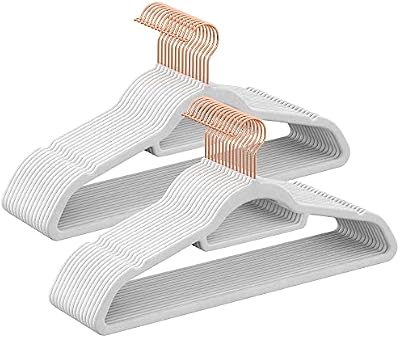 SONGMICS Percha de Terciopelo, Juego de 30, Antideslizantes, con Barra Corbata y Gancho Oro Rosa, 0,6 cm Espesor, Ahorra Espacio, 43,5 cm Largo, Abrigo Pantalón, Blanco Nube CRF021W01