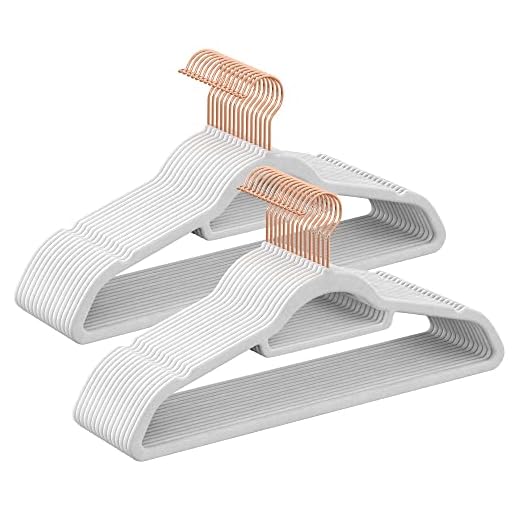 SONGMICS Sammetshängare, 30-pack, halkfri klädhängare med roséguld färg svängbar krok, 0,6 cm tjock och platsbesparande, 45 cm lång för rock, skjorta, klänning, byxor, slipsar, vit CRF021W01