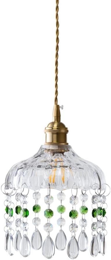 Lustre en cristal vert suspendu dans une entrée accueillante et moderne