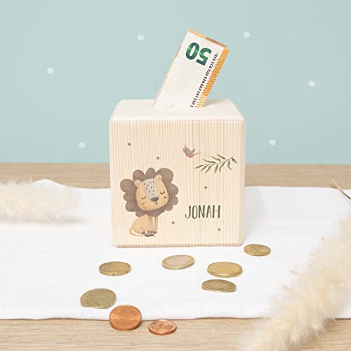 Spardose Kinder personalisiert mit Namen aus Holz Holzspardose Geschenk zum Geburtstag, zur Einschulung, Taufe, Geburt Sparschwein für Jungen und Mädchen Motiv Löwe bunt Bedruckt hellomini Cover