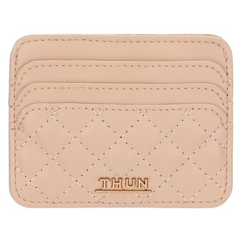 Il porta carte in ecopelle rosa, nella versione piccola, è compatto e pratico, ottimo per tenere in ordine carte e tessere; il suo colore rosa delicato aggiunge un tocco di freschezza, portando eleganza alla routine