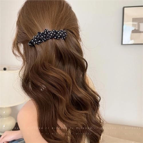 Pinzas de plátano que muestran el volumen del cabello con lunares y leopardo 6