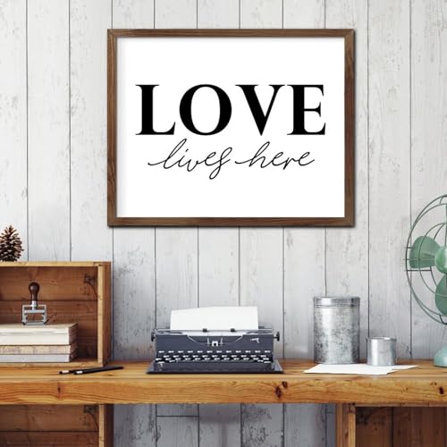 Citation rustique Love Lives Here pour rompre la monotonie des murs