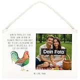 BEWÄHRT: Aus hochwertiger und langlebiger Holzfaser gefertigt, sorgt unser Schild dafür, dass deine Deko nicht nur gut aussieht, sondern auch hält. Der brillante Druck schützt deine Erinnerungen vor dem Verblassen und macht dein Zuhause zum Blickfang.