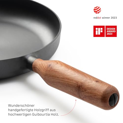 JAXX ROADHOUSE DIE BRATPFANNE - ausgezeichnete Premium Pfanne Gusseisen, Gusseisenpfanne Induktion, 26cm, Handgefertigter Holzgriff, ALLE Herdarten, Voreingebrannt (Walnussholz)