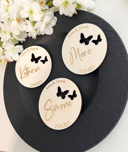 NoriKids Platzkarten Hochzeit & Jubiläum | Tischkarten als Untersetzer aus Holz | mit Namen der Gäste & des Brautpaares | Motiv Schmetterlinge | personalisierte Gastgeschenke
