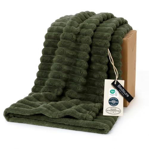 Green Throws for Bed That Add Style and Comfort