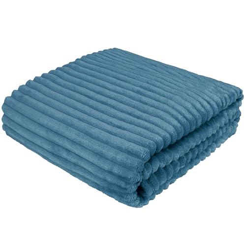 Cotton Market Blaue Wohndecke 170 x 210 cm Flauschige Kuscheldecke mit Prägung Weiche Sofadecke Eleganter Überwurf Warm Leicht zu pflegen