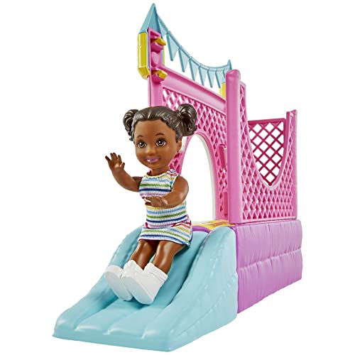Barbie Skipper Babysitter Inc Bounce House, 1x Puppe Skipper mit braunen und lila Haaren, 1x Kleinkind mit braunen Zöpfen, Schaukel, Rutsche, Zubehör, Geschenk für Kinder ab 3 Jahren