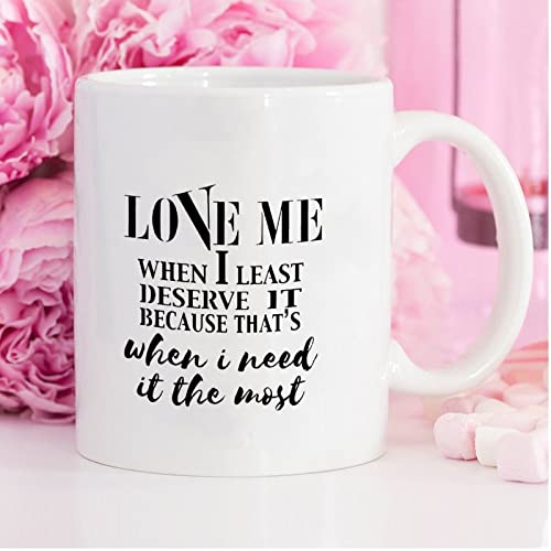 Taza de café divertida Love Me When I Least Mererve It Taza de café de cerámica de 15 onzas, taza de té blanca regalo para mujeres y hombres Cover