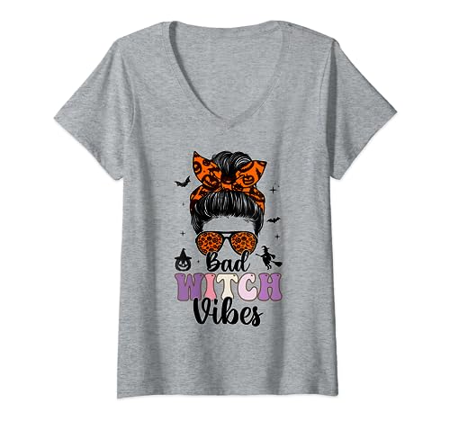 Bad Witch Vibes Halloween Spooky Season Messy Bun Women Girl Camiseta Cuello V