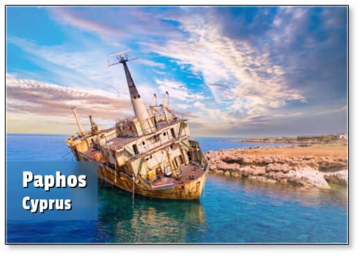 Barco abandonado frente a la costa de Chipre. Barco oxidado junto a la playa de Paphos. Barco abandonado en el mar Mediterráneo. Guía de la ciudad de Paphos. Restos de barco en Chipre. Excursiones a