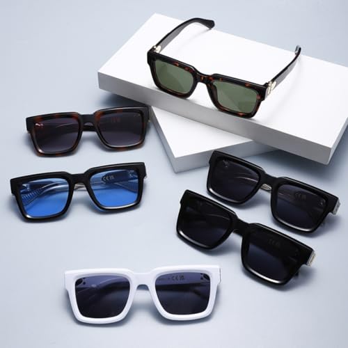 Lunettes de soleil rétro pour un style estival chic en terrasse